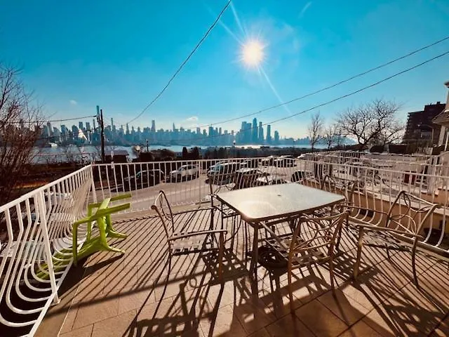 Spacious 3-Bedroom Apartment Stunning Views Nyc Union City United States